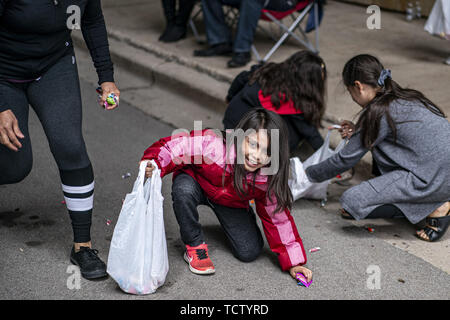 Milwaukee, Wisconsin, USA. 9. Juni, 2019. Kinder Longieren für Süßigkeiten während der Parade Credit: Chris Riha/ZUMA Draht/Alamy Leben Nachrichten geworfen Stockfoto