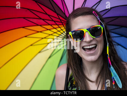 Milwaukee, Wisconsin, USA. 9. Juni, 2019. Eine Pride Parade Nachtschwärmer und ihre bunten Regenschirm Credit: Chris Riha/ZUMA Draht/Alamy leben Nachrichten Stockfoto