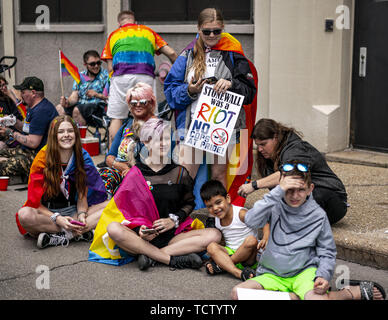 Milwaukee, Wisconsin, USA. 9. Juni, 2019. Familien und Nachtschwärmer Zeile zweite Straße auf die Pride Parade Credit: Chris Riha/ZUMA Draht/Alamy Leben Nachrichten ansehen Stockfoto