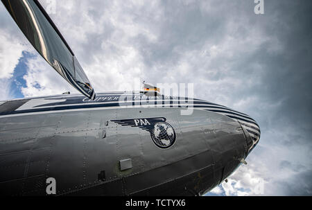 10. Juni 2019, Nordrhein-Westfalen, Büren: Eine Douglas DC-3 ist am Flughafen Paderborn-Lippstadt. Zum 70. Jahrestag der Berliner Luftbrücke, DC-3-Flugzeug, auch bekannt als "Rosinenbomber" aus verschiedenen Ländern geflogen wurden. Foto: Guido Kirchner/dpa Stockfoto