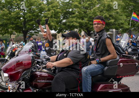 Milwaukee, Wisconsin, USA. 9. Juni, 2019. Wisconsin Harley Davidson rders in der Pride Parade Credit: Chris Riha/ZUMA Draht/Alamy leben Nachrichten Stockfoto