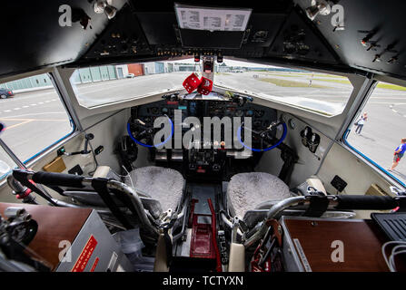 10. Juni 2019, Nordrhein-Westfalen, Büren: Das Cockpit einer Douglas DC-3 am Flughafen Paderborn-Lippstadt. Zum 70. Jahrestag der Berliner Luftbrücke, DC-3-Flugzeug, auch bekannt als "Rosinenbomber" aus verschiedenen Ländern geflogen wurden. Foto: Guido Kirchner/dpa Stockfoto