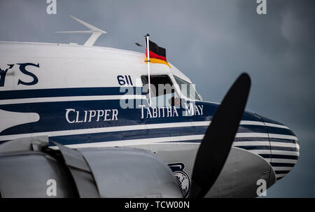 10. Juni 2019, Nordrhein-Westfalen, Büren: Eine Douglas DC-3 ist am Flughafen Paderborn-Lippstadt. Zum 70. Jahrestag der Berliner Luftbrücke, DC-3-Flugzeug, auch bekannt als "Rosinenbomber" aus verschiedenen Ländern geflogen wurden. Foto: Guido Kirchner/dpa Stockfoto