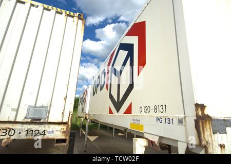 Schleswig, Deutschland. 09 Juni, 2019. 09.06.2019, Wechselbrucken oder Behälter aus dem Deutschen Paketdienst, DPD, mit dem alten Logo zu einem Depot in Schleswig. Der DPD-Depot in Schleswig wird in Kürze geschlossen werden. Für die redaktionelle Nutzung nur! - Nur die redaktionelle Nutzung! | Verwendung der weltweiten Kredit: dpa/Alamy leben Nachrichten Stockfoto