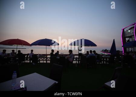 Gaza, Gaza, Palästina. 10 Juni, 2019. Palästinenser im Gaza City Beach. Credit: Hassan Jedi/Quds Net News/ZUMA Draht/Alamy leben Nachrichten Stockfoto