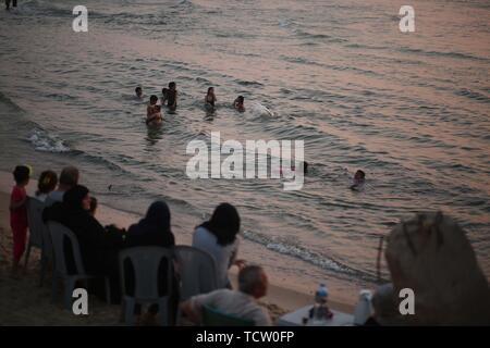Gaza, Gaza, Palästina. 10 Juni, 2019. Palästinenser im Gaza City Beach. Credit: Hassan Jedi/Quds Net News/ZUMA Draht/Alamy leben Nachrichten Stockfoto