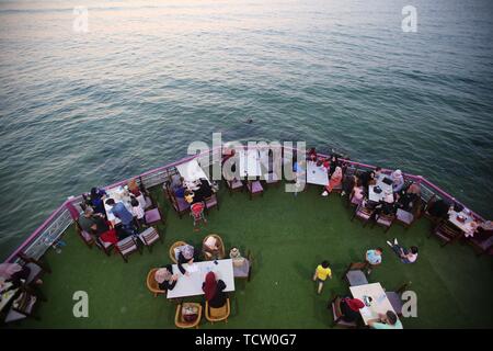 Gaza, Gaza, Palästina. 10 Juni, 2019. Palästinenser im Gaza City Beach. Credit: Hassan Jedi/Quds Net News/ZUMA Draht/Alamy leben Nachrichten Stockfoto
