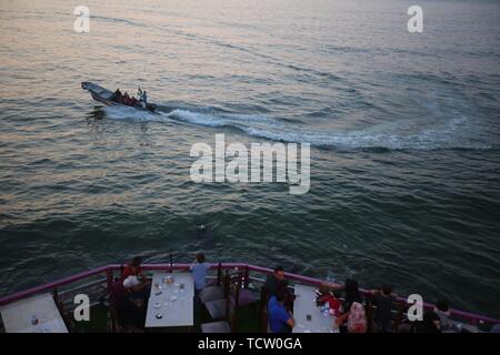 Gaza, Gaza, Palästina. 10 Juni, 2019. Palästinenser im Gaza City Beach. Credit: Hassan Jedi/Quds Net News/ZUMA Draht/Alamy leben Nachrichten Stockfoto