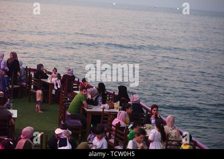 Gaza, Gaza, Palästina. 10 Juni, 2019. Palästinenser im Gaza City Beach. Credit: Hassan Jedi/Quds Net News/ZUMA Draht/Alamy leben Nachrichten Stockfoto
