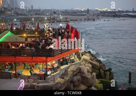 Gaza, Gaza, Palästina. 10 Juni, 2019. Palästinenser im Gaza City Beach. Credit: Hassan Jedi/Quds Net News/ZUMA Draht/Alamy leben Nachrichten Stockfoto