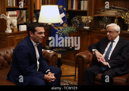 Athen, Griechenland. 10 Juni, 2019. Griechische Präsident Prokopis Pavlopoulos (R) trifft sich mit der griechische Premierminister Alexis Tsipras in Athen, Griechenland, am 10. Juni 2019. Der griechische Premierminister Alexis Tsipras montags gewünscht griechische Präsident Prokopis Pavlopoulos für die Auflösung des Parlaments und Neuwahlen. Credit: Marios Lolos/Xinhua/Alamy leben Nachrichten Stockfoto