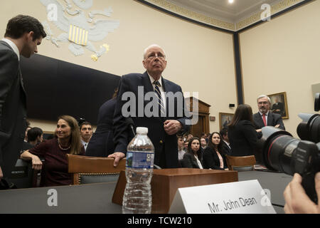 Washington DC, USA. 10 Juni, 2019. Washington, District of Columbia, USA. 10 Juni, 2019. Ehemalige White house Counsel JOHN DEAN bezeugt vor dem Haus der Justiz in eine Anhörung: Lehren aus der Mueller Bericht: Presidential Verstopfung und andere Verbrechen, Juni 10, 2019 Credit: Douglas Christian/ZUMA Draht/Alamy leben Nachrichten Stockfoto