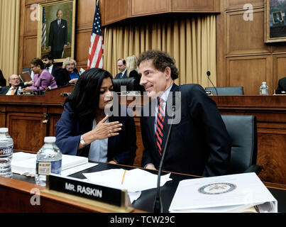Washington DC, USA. 10 Juni, 2019. Washington, DC, USA. 10 Juni, 2019. Senatoren JAMIE RASKIN und PRAMILA JAYAPAL sprechen vor einer Senat-rechtsausschusse eine Anhörung über die Mueller Bericht Capitol Hill, 10. Juni 2019 in Washington, DC. Quelle: Michael A. McCoy/ZUMA Draht/Alamy leben Nachrichten Stockfoto