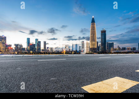 Shenzhen städtische Architektur und Kfz-Straße Stockfoto