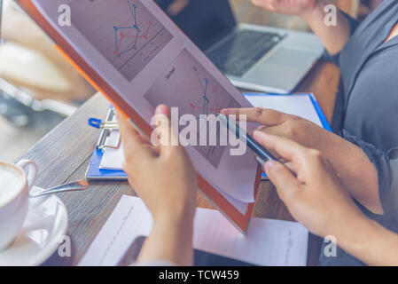 Nahaufnahme von zwei Frauen Hände zeigen business plan Schreibarbeit Stockfoto