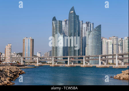 Stadtbild mit luxuriösen Wolkenkratzer von Marine City in Haeundae Bezirk und Gwangandaegyo Brücke oder Diamond Bridge in Busan, Südkorea Stockfoto