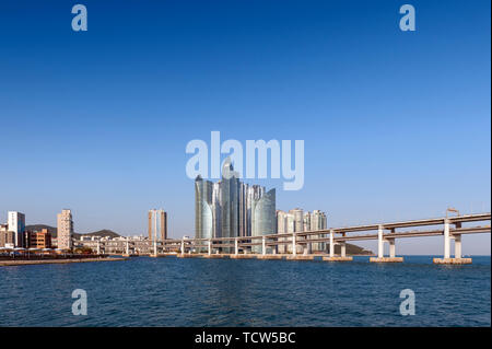 Stadtbild mit luxuriösen Wolkenkratzer von Marine City in Haeundae Bezirk und Gwangandaegyo Brücke oder Diamond Bridge in Busan, Südkorea Stockfoto