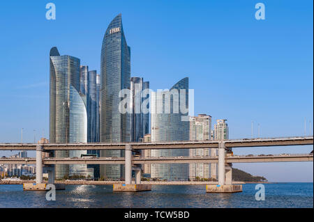 Stadtbild mit luxuriösen Wolkenkratzer von Marine City in Haeundae Bezirk und Gwangandaegyo Brücke oder Diamond Bridge in Busan, Südkorea Stockfoto