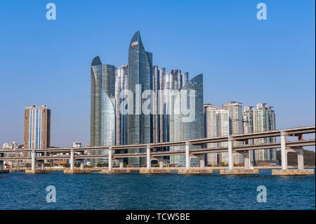 Stadtbild mit luxuriösen Wolkenkratzer von Marine City in Haeundae Bezirk und Gwangandaegyo Brücke oder Diamond Bridge in Busan, Südkorea Stockfoto
