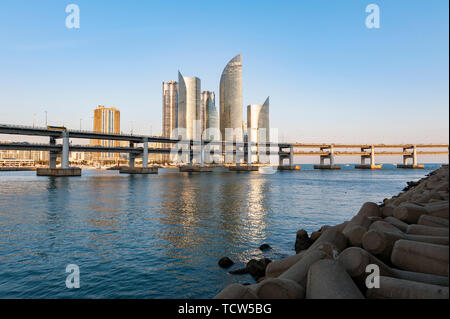 Stadtbild mit luxuriösen Wolkenkratzer von Marine City in Haeundae Bezirk und Gwangandaegyo Brücke oder Diamond Bridge in Busan, Südkorea Stockfoto