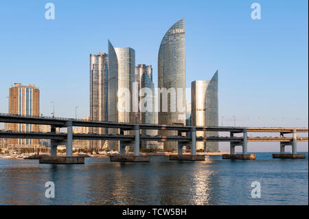 Stadtbild mit luxuriösen Wolkenkratzer von Marine City in Haeundae Bezirk und Gwangandaegyo Brücke oder Diamond Bridge in Busan, Südkorea Stockfoto