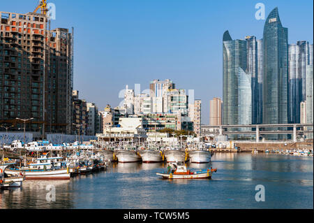 Minlaghang Fisherman's Wharf ungenutzter durch Wolkenkratzer von Marine City in Haeundae, Gwangandaegyo (Diamant) Brücke in Busan, Südkorea Stockfoto