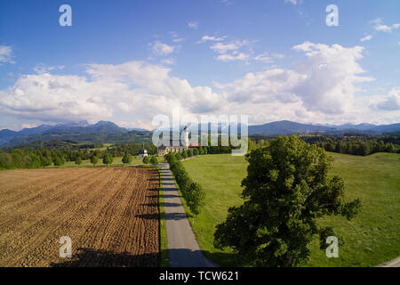 Wallfahrtskirche Wilparting Irschenberg mit Bergblick Stockfoto