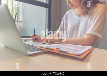 Frau Handschrift in der Finanzbericht Dokument Stockfoto