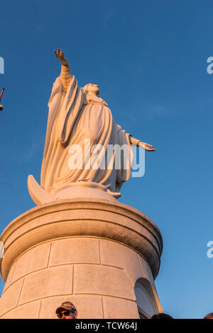 Nahaufnahme der Statue an der Spitze der San Cristobal Hügel in Santiago de Chile vor einem strahlend blauen Himmel Stockfoto