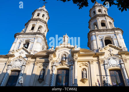 Nahaufnahme der vor einer Kirche in San Telmo, Buenos Aires, Argentinien gegen einen strahlend blauen Himmel Stockfoto