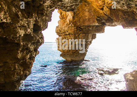 Cova dels Arcs Höhle, im Moraig Cove Beach, Benitatxell, Alicante, Spanien Stockfoto