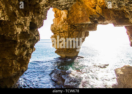 Cova dels Arcs Höhle, im Moraig Cove Beach, Benitatxell, Alicante, Spanien Stockfoto