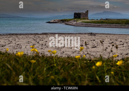Die verlassenen Ruinen eines großen Haus oder eine kleine Burg an der Küste am Ring of Kerry, Irland an einem bewölkten Tag Stockfoto