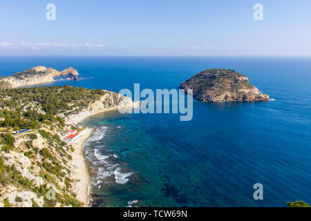 Luftaufnahme von Portitxol Insel und Barraca Strand in Javea, Spanien Stockfoto