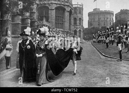 "King George V und Königin Mary in das Strumpfband einer Prozession in Windsor, 1913", (1951). Schöpfer: Unbekannt. Stockfoto