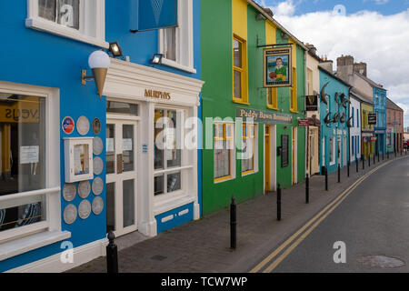 Dingle, Irland, Mai 5, 2019: Die bunten Fassaden auf der Hauptstraße in Dingle, Irland, keine Personen im Bild, strahlend blauen Himmel Stockfoto