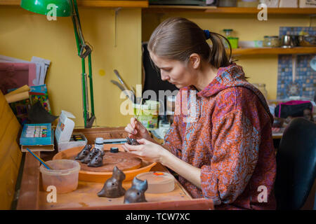 Professionelle Frau potter Malerei Keramik souvenir Penny whistle in der Keramik Stockfoto