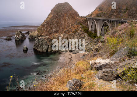 Die schöne Big Sur Küstenstraße an einem bewölkten Tag mit dem Bixby Bridge im Vordergrund, niemand im Bild Stockfoto