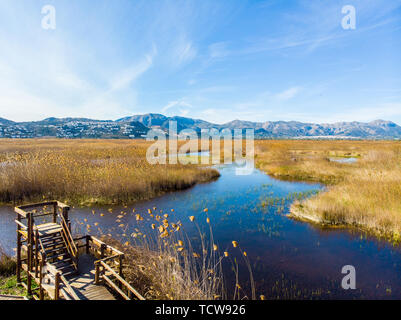 Luftaufnahme von einem Vogel Observatorium in der Feuchtgebiete im Naturpark La Marjal Pego und Oliva, Spanien. Stockfoto