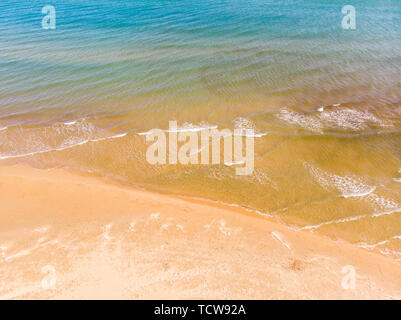 Luftaufnahme von einem Strand mit Sand und Wellen, in Denia, Spanien Stockfoto