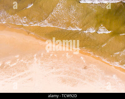 Luftaufnahme von einem Strand mit Sand und Wellen, in Denia, Spanien Stockfoto