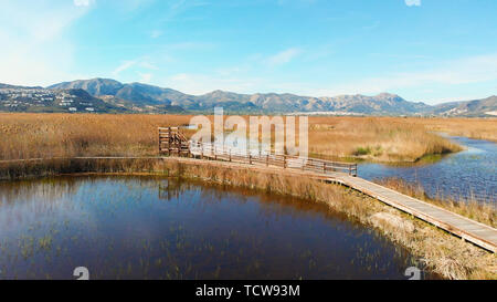 Luftaufnahme von einem Vogel Observatorium in der Feuchtgebiete im Naturpark La Marjal Pego und Oliva, Spanien. Stockfoto