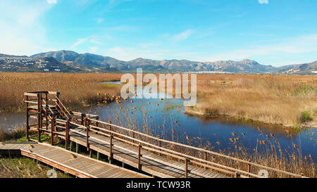 Luftaufnahme von einem Vogel Observatorium in der Feuchtgebiete im Naturpark La Marjal Pego und Oliva, Spanien. Stockfoto