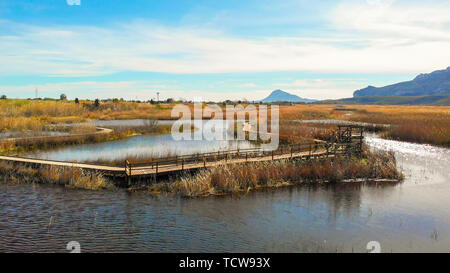 Luftaufnahme von einem Vogel Observatorium in der Feuchtgebiete im Naturpark La Marjal Pego und Oliva, Spanien. Stockfoto