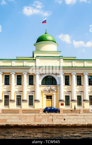 Leningrad Landgericht Gebäude an der Fontanka in Sankt Petersburg, Russland - closeup Fassade Ansicht mit russischen Flagge auf dem Dach Fahnenmast Stockfoto