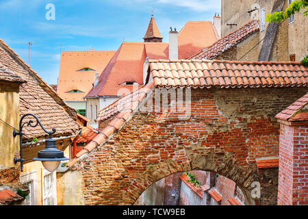 Treppen Passage in Sibiu, Rumänien. Top Blick auf den Arch und traditionellen Häusern mit Dächern und Auge - wie Windows, an einem hellen Tag. Stockfoto