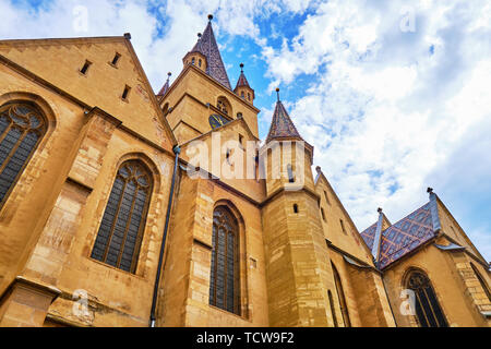 Im gotischen Stil der lutherischen Kathedrale der Heiligen Maria (Catedrala Evanghelica C.A. Sfanta Maria/Evangelische Stadtpfarrkirche) in Sibiu, Rumänien - niedrigen Winkel Stockfoto