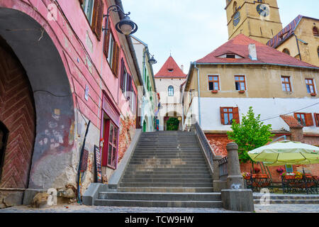 Sibiu, Rumänien - Mai 27, 2019: Blick auf die Treppe Turm (Turnul Scarilor), eine beliebte Touristenattraktion in Sibiu, Rumänien, am Rande der ped Stockfoto