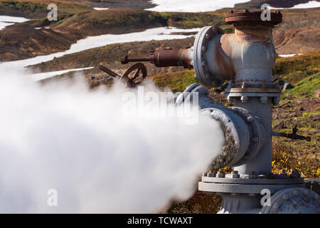 Emission von natürlichem Mineralwasser Thermal Wasser, Dampf-Mischung aus geologischen und geothermischen Kaution, Geothermisches Kraftwerk Stockfoto