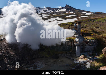 Emission von natürlichem Mineralwasser Thermalwasser, ein Dampfbad (Dampf-Mischung) von geologischen und geothermischen Kaution, Geothermisches Kraftwerk Stockfoto